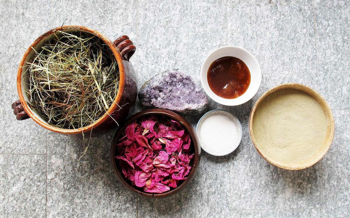 Ingredienti naturali: fieno, petali di rosa, cristallo, miele, zucchero e polvere.