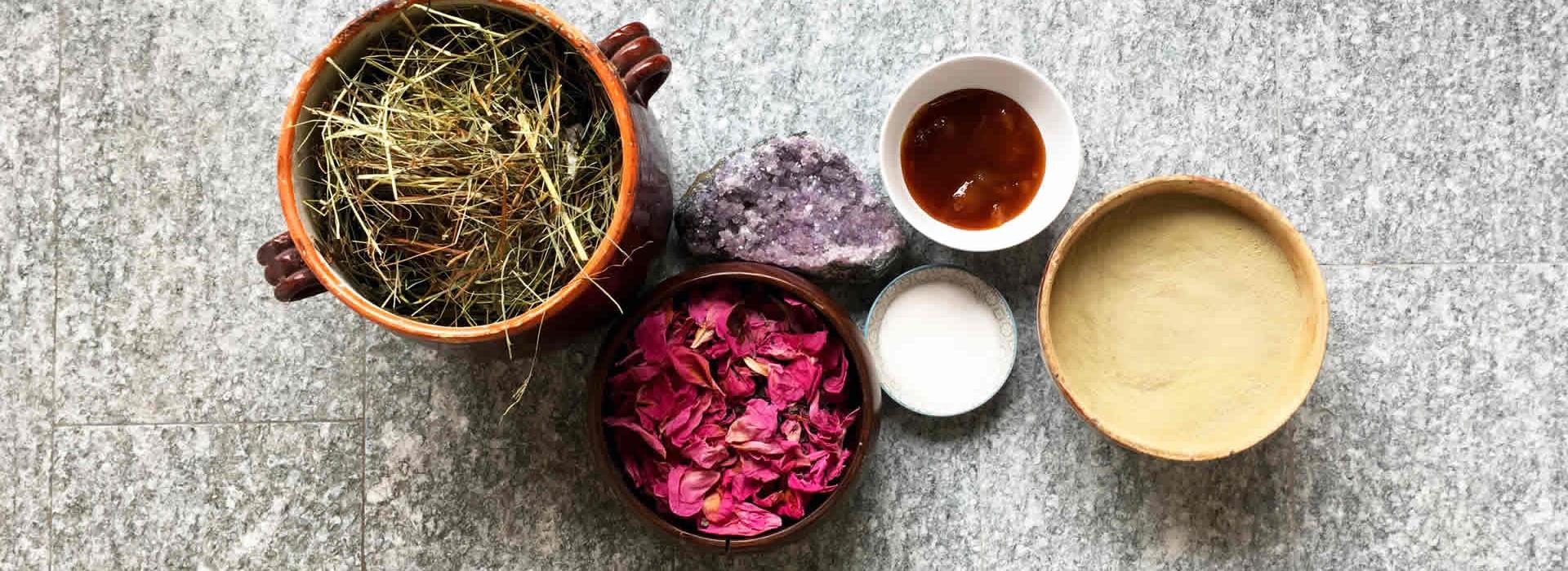 Ingredienti naturali: erbe, petali di rosa, miele, sale, argilla e cristallo.