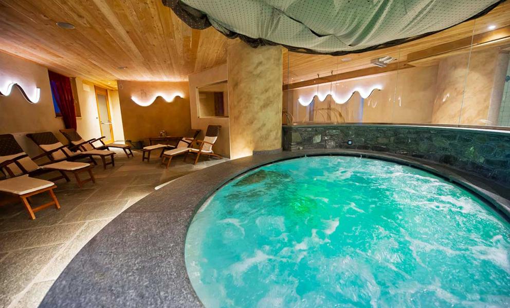 Una rilassante spa con vasca idromassaggio e lettini per il riposo.